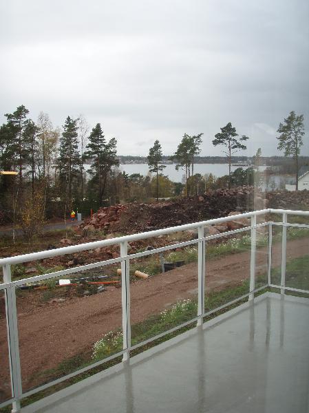 balkong 17 4.JPG - utsikt från balkongen, skogen till vänster skall tas bort inom kort